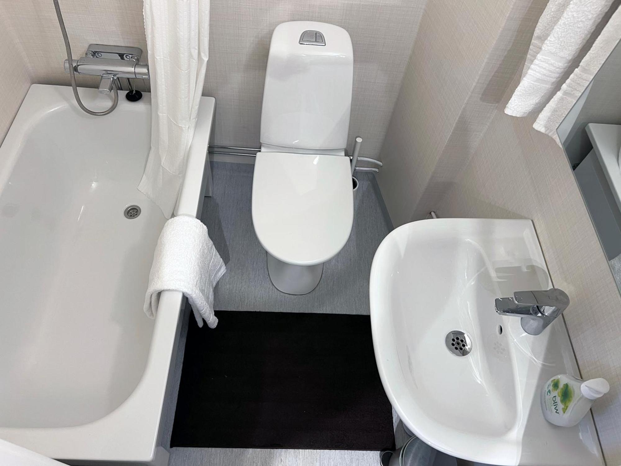 Charming Studio, 10 Min Walk To Train Station Apartment